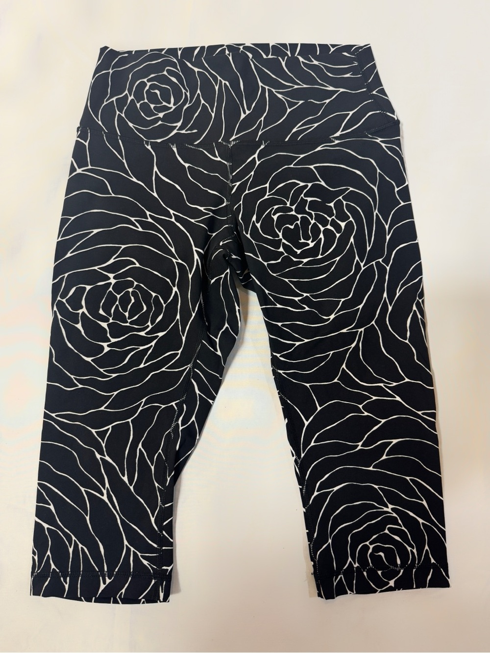 Lululemon Womens Wonder Under High-Rise 1/2 Tight Crop 17"- Black/White Size 8
